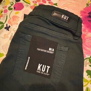 NWT KUT from the Kloth Mia Toothpick Skinny jeans in dark green - size 6
